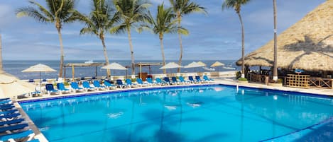 2 piscines extérieures, chaises longues