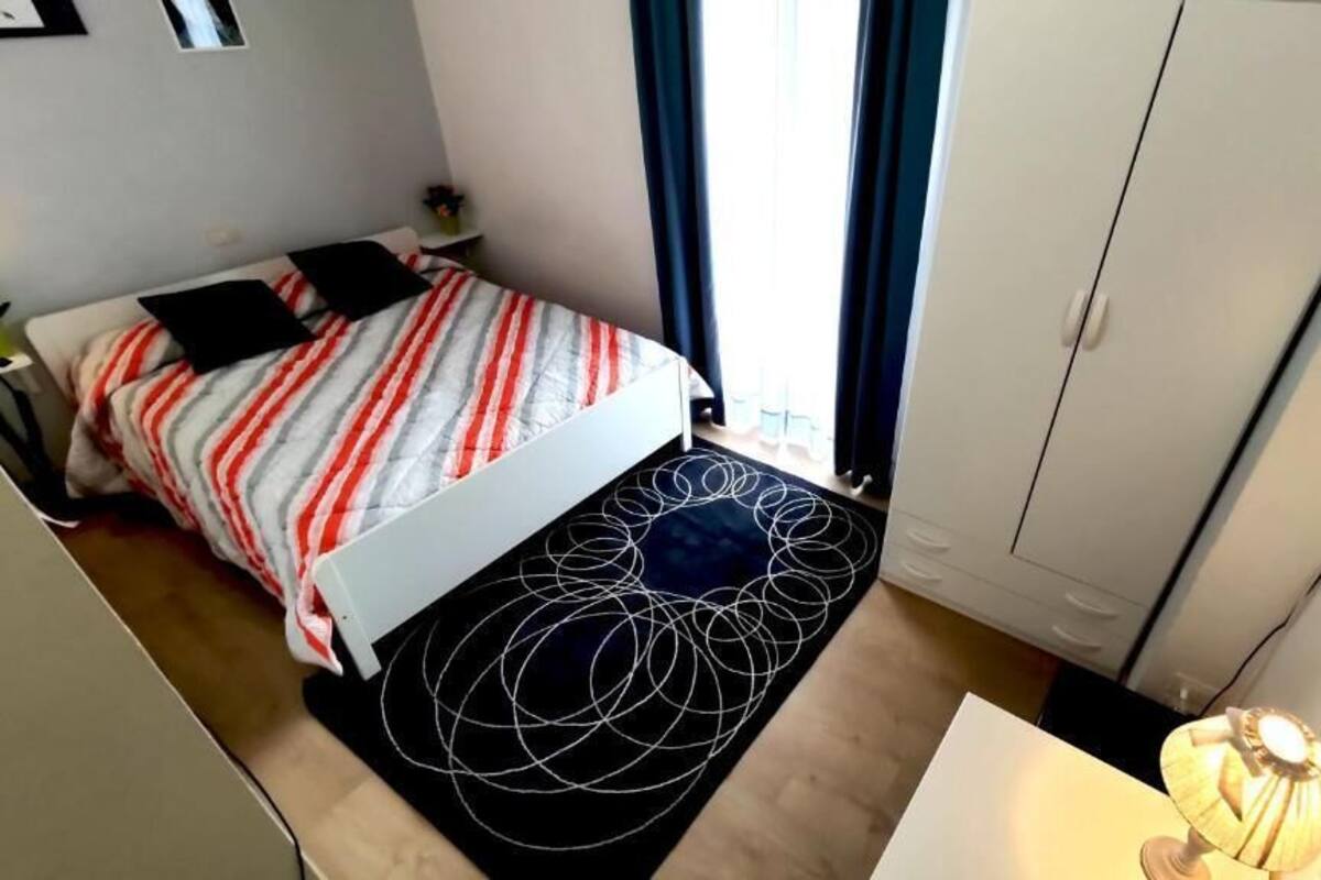 Minibar, bureau, espace de travail pour ordinateur portable