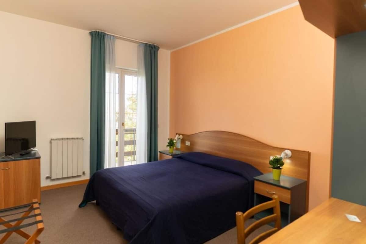 Minibar, bureau, espace de travail pour ordinateur portable