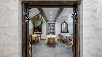 Déjeuner et dîner servis sur place