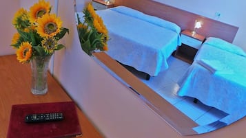 Minibar, Schreibtisch, Babybetten, Zustellbetten