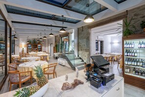 Déjeuner et dîner servis sur place