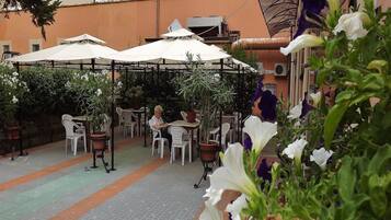 Déjeuner et dîner servis sur place