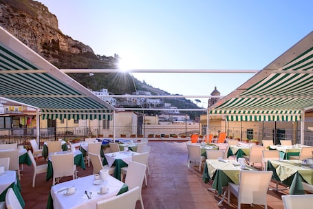 Outdoor dining. Hotel Amalfi