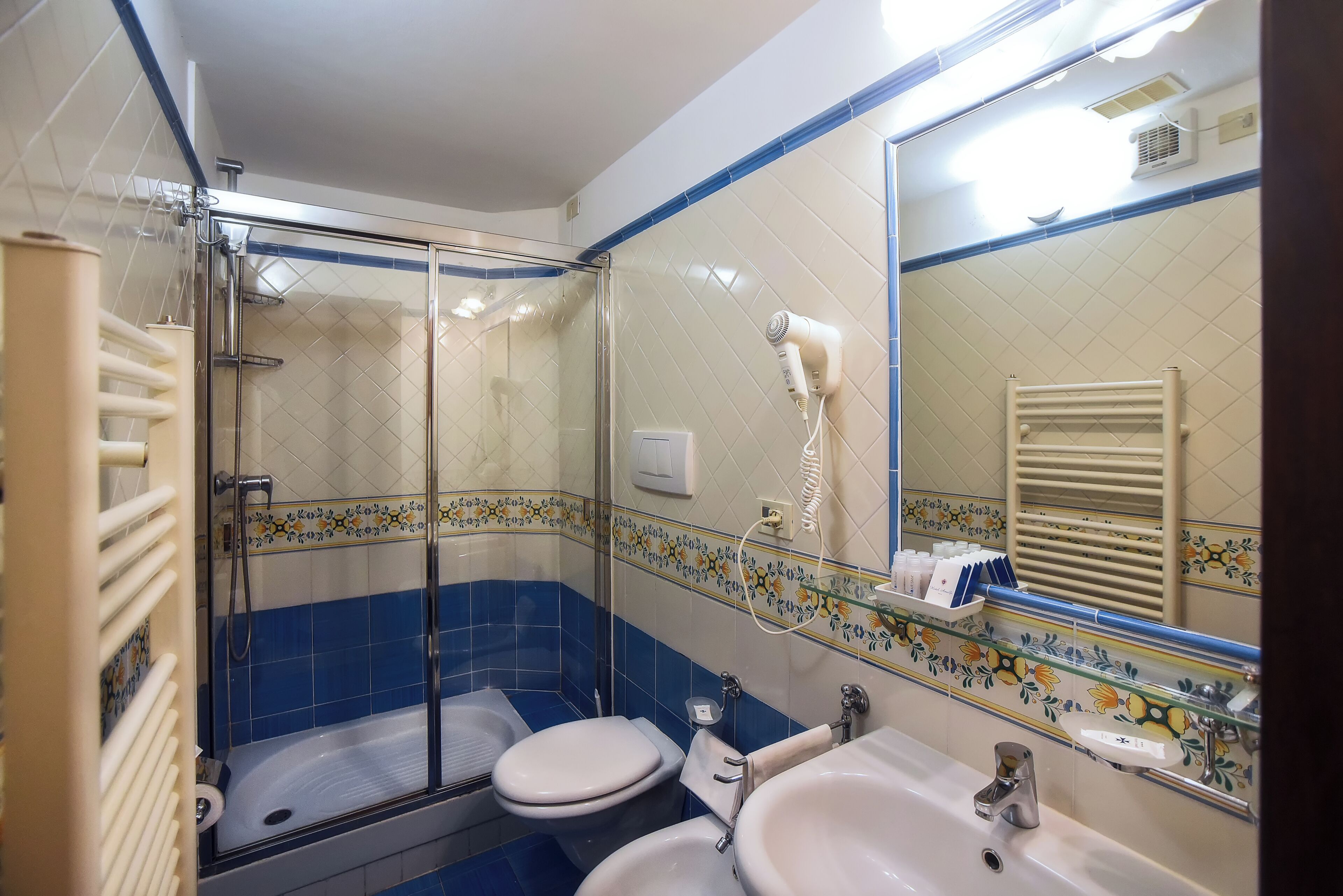 Classic Quadruple Room | In-room safe, desk, free WiFi, bed sheets