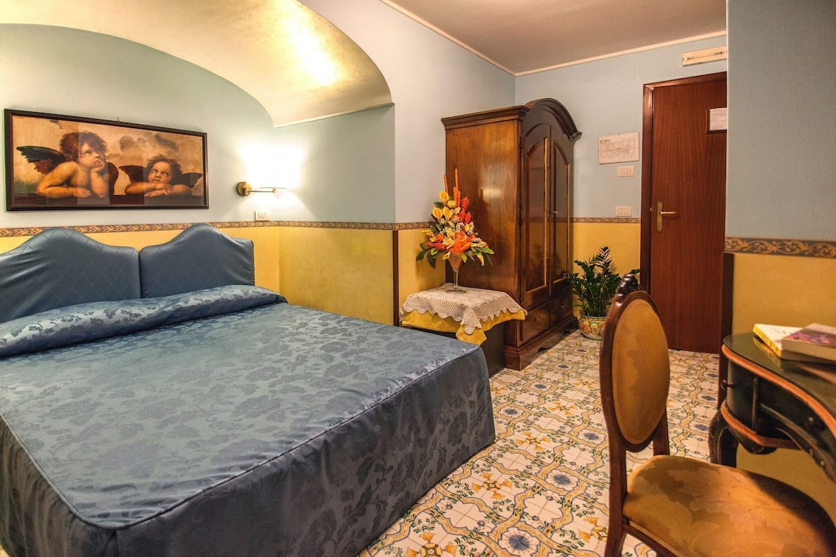 Coffres-forts dans les chambres, bureau, Wi-Fi gratuit, draps fournis