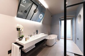 Suite | Baño | Regadera, amenidades de baño gratuitas, secadora de cabello, bidet 