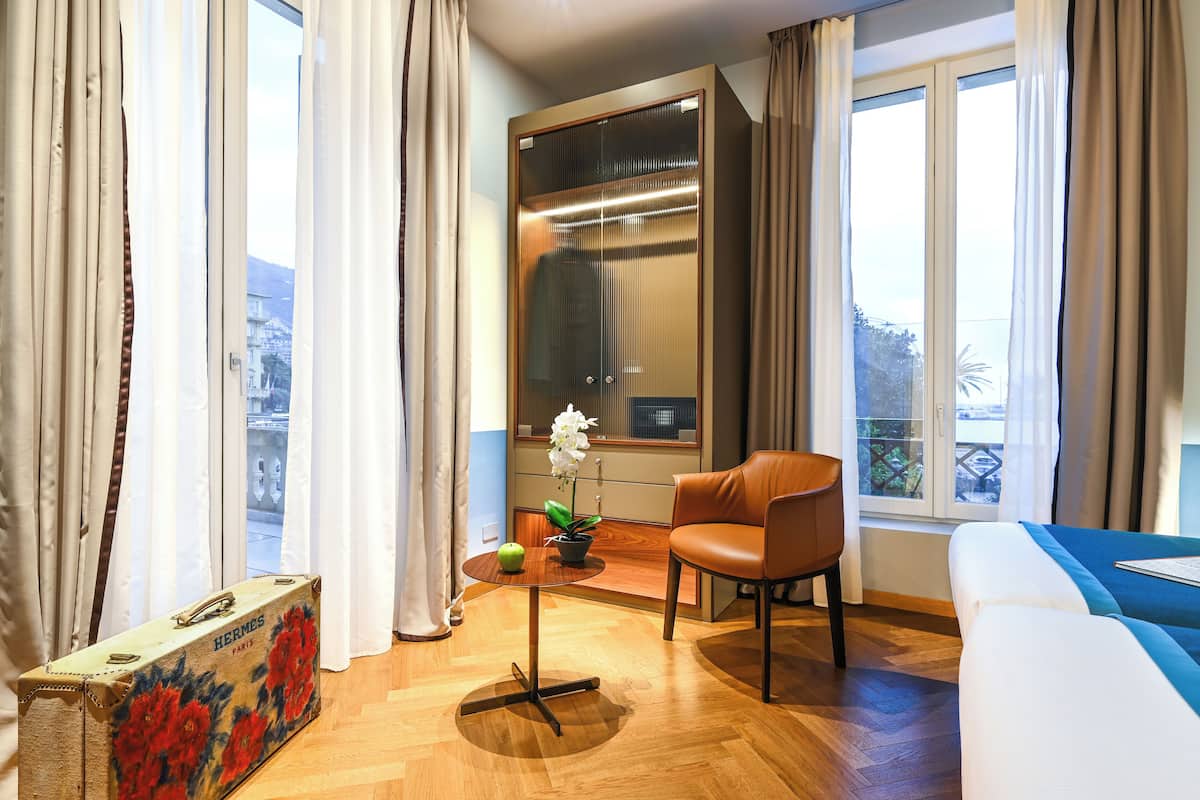 Copriletto in piuma, minibar, una cassaforte in camera, una scrivania