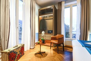 Copriletto in piuma, minibar, una cassaforte in camera, una scrivania