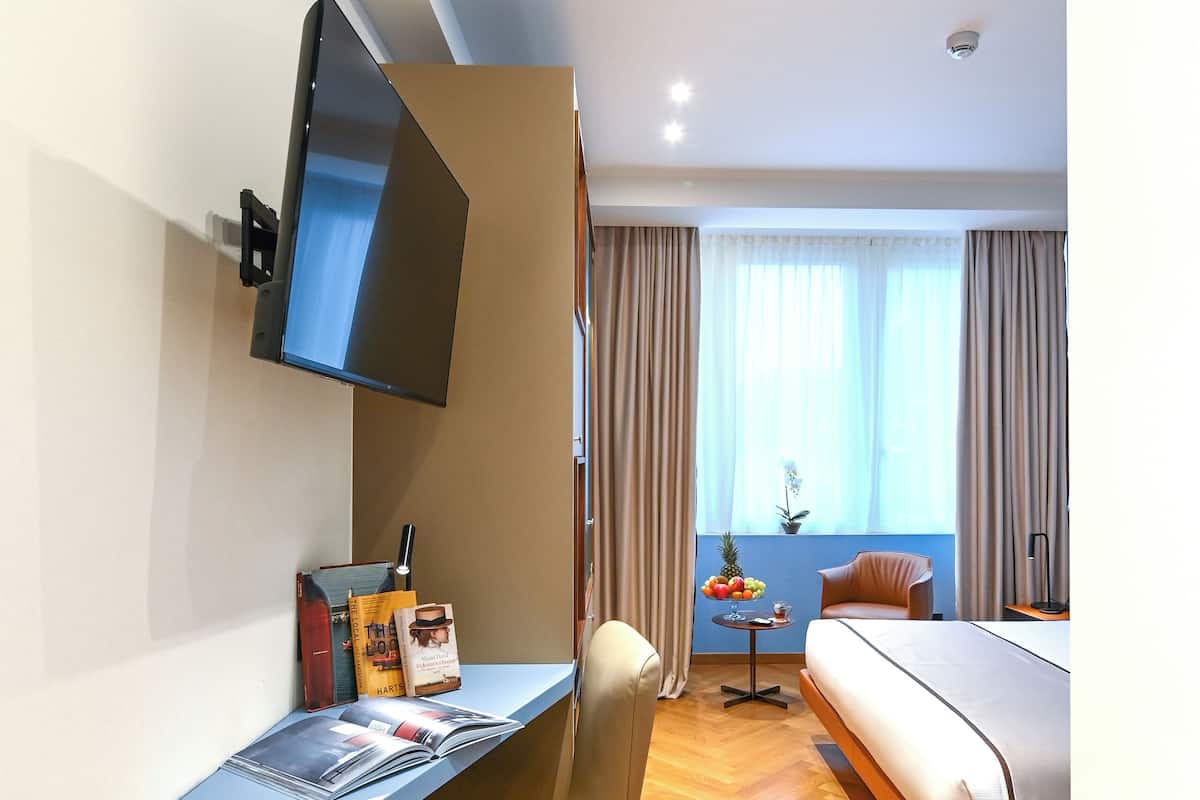 Copriletto in piuma, minibar, una cassaforte in camera, una scrivania