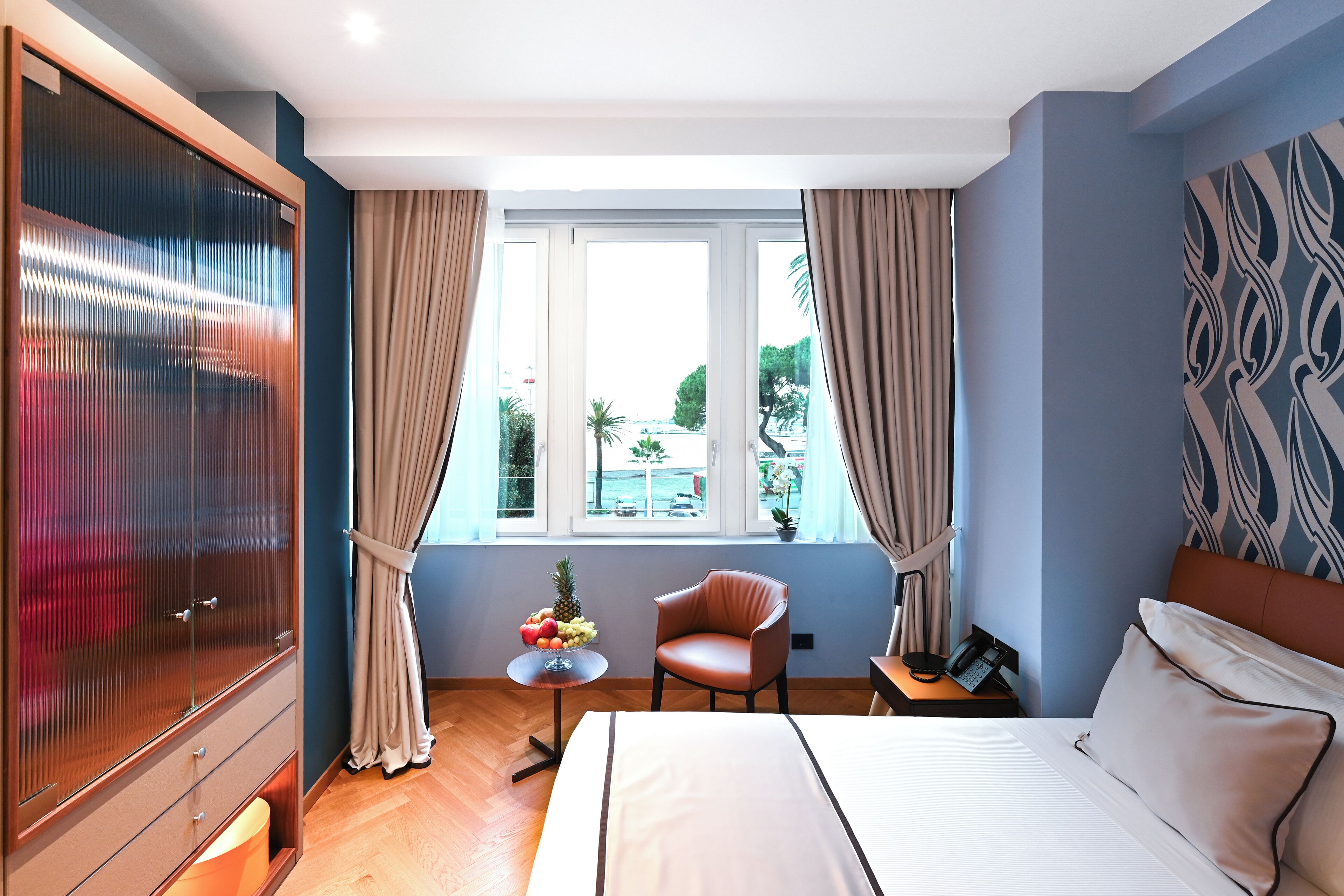 Executive Deluxe, Sea view | Down comforters, minibar, in-room safe, desk