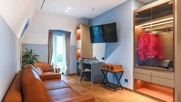 Suite | Wohnbereich | 32-Zoll-LCD-Fernseher mit Satellitenempfang, Fernseher