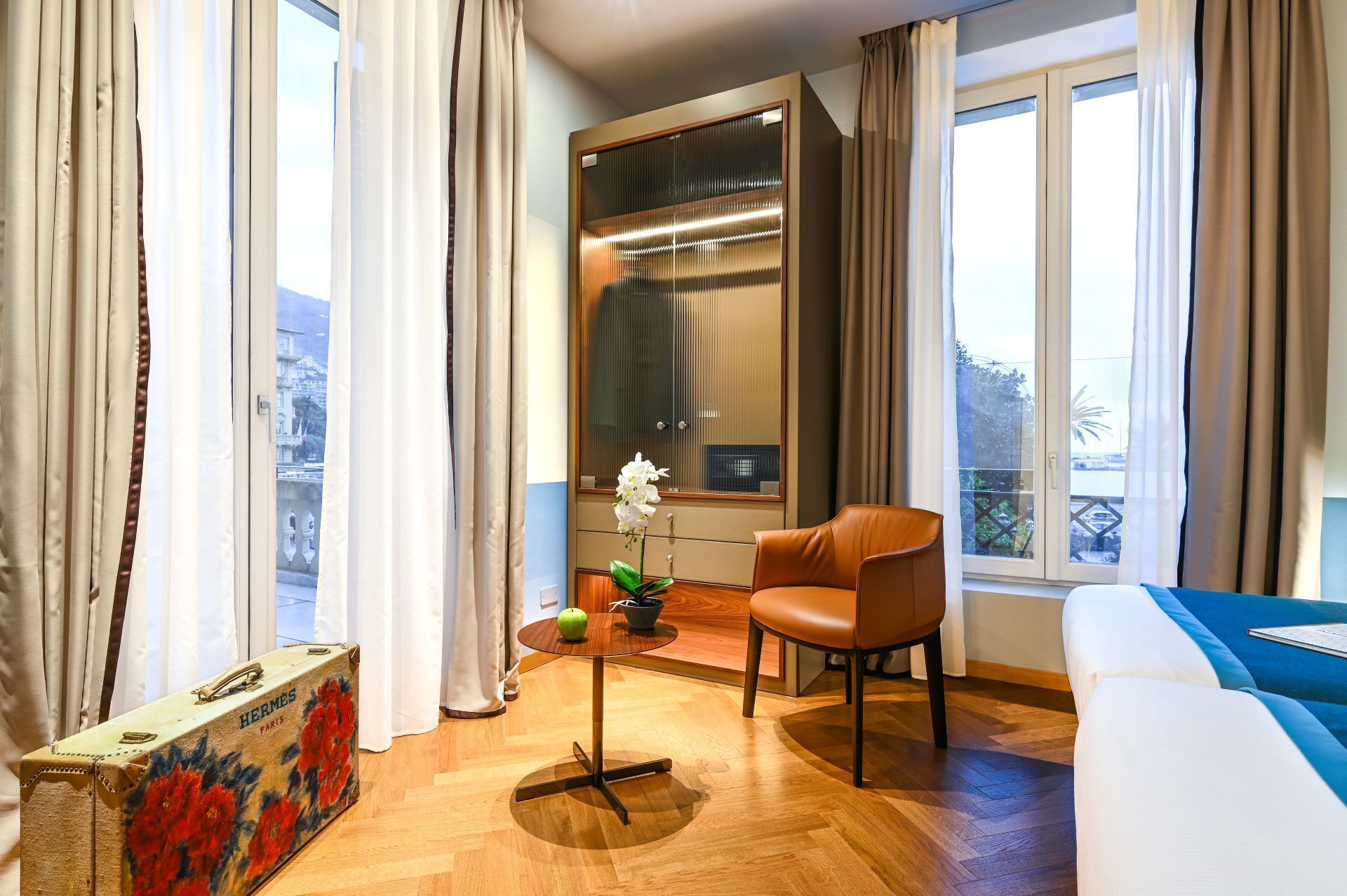 Copriletto in piuma, minibar, una cassaforte in camera, una scrivania