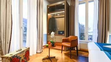 Copriletto in piuma, minibar, una cassaforte in camera, una scrivania