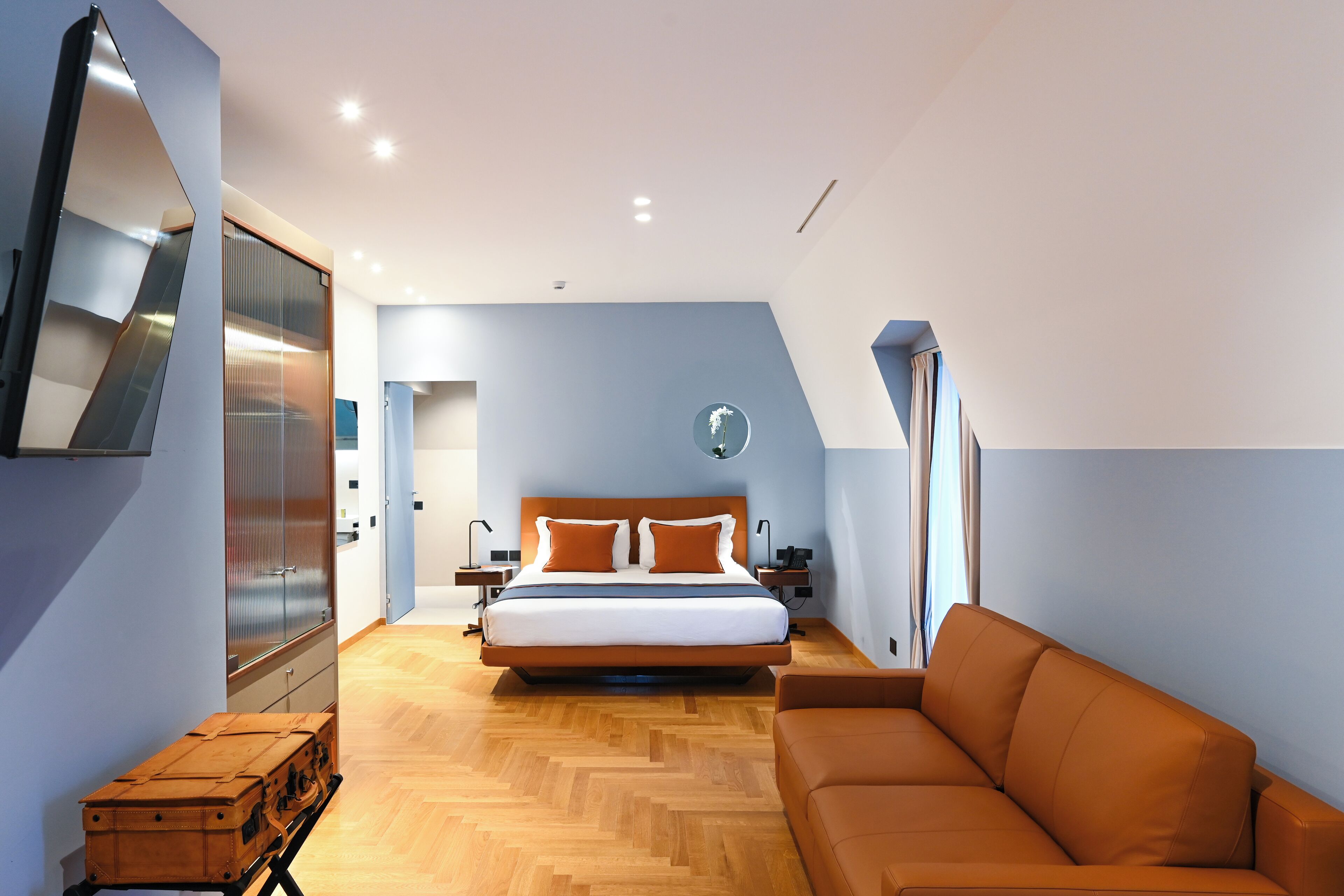 Suite | Dundyner, minibar, safe på rommet og skrivebord