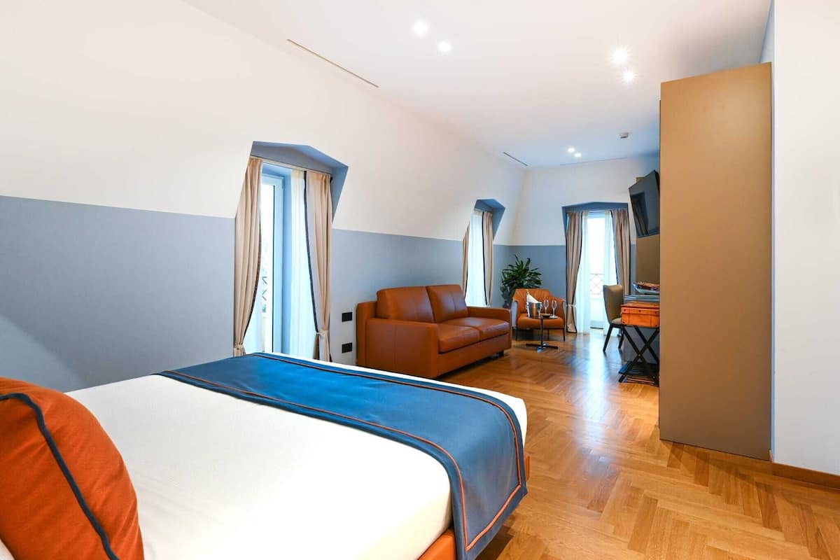 Suite | Copriletto in piuma, minibar, una cassaforte in camera, una scrivania