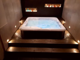 Indoor spa tub