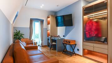 Suite | Edredón, minibar, caja de seguridad en la habitación y escritorio