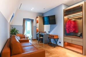 Suite | Donsdekens, een minibar, een kluis op de kamer, een bureau