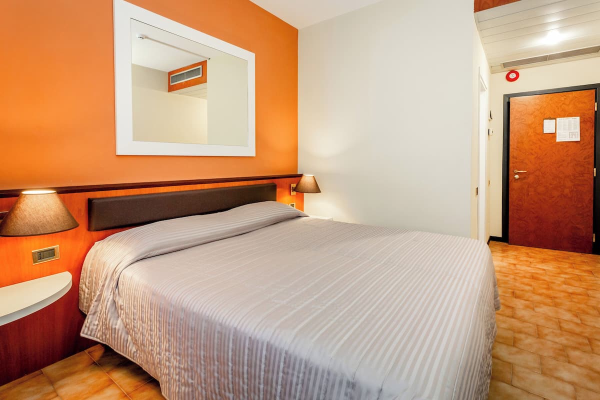 Minibar, coffres-forts dans les chambres, bureau, rideaux occultants