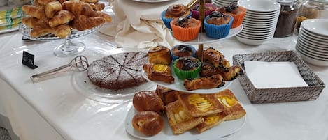 Dagelijks ontbijtbuffet (EUR 7 per persoon)