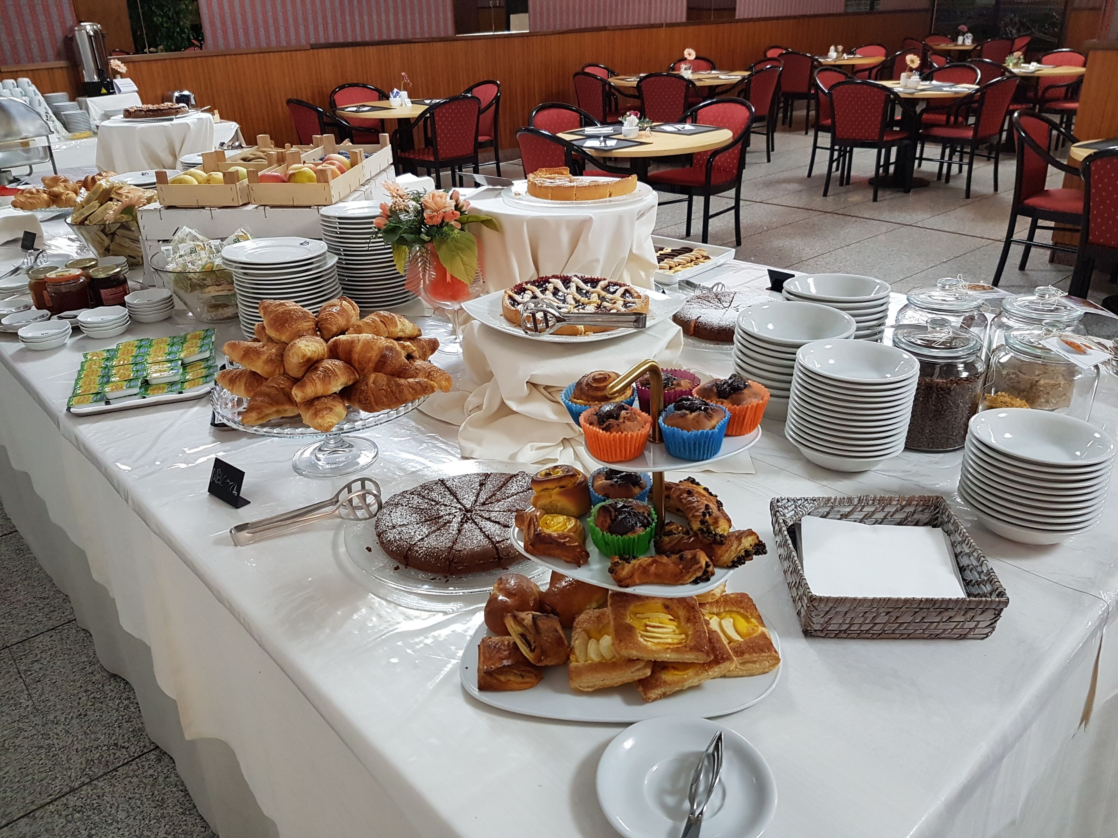 朝食 (ビュッフェ)、毎日提供 (1 名様 7 EUR)