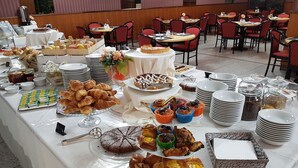 Un tavolo per buffet con diversi cibi e piatti.