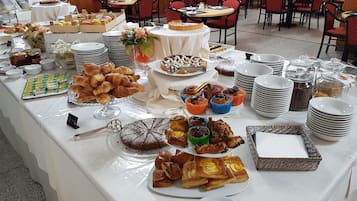 Esmorzar diari d'estil bufet (7 EUR per persona)