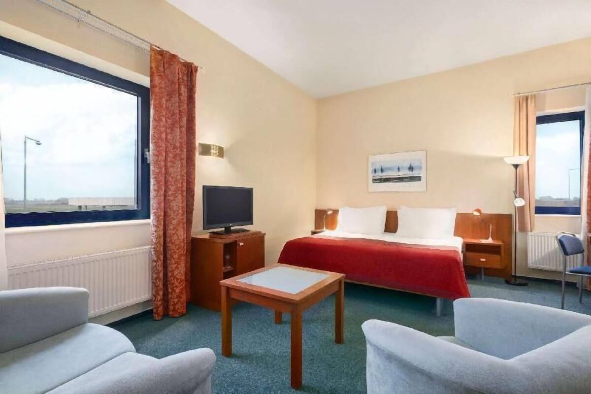 Hypo-allergenic bedding, minibar, in-room safe, desk