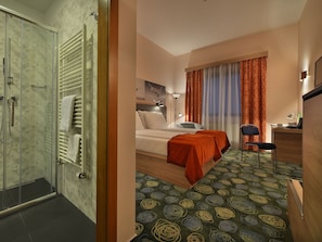 Hypo-allergenic bedding, minibar, in-room safe, desk