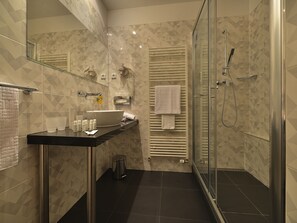 Suite Junior, 1 trĂšs grand lit, non-fumeurs | Salle de bain | SĂšche-cheveux, serviettes fournies