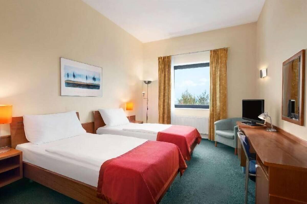 Hypo-allergenic bedding, minibar, in-room safe, desk