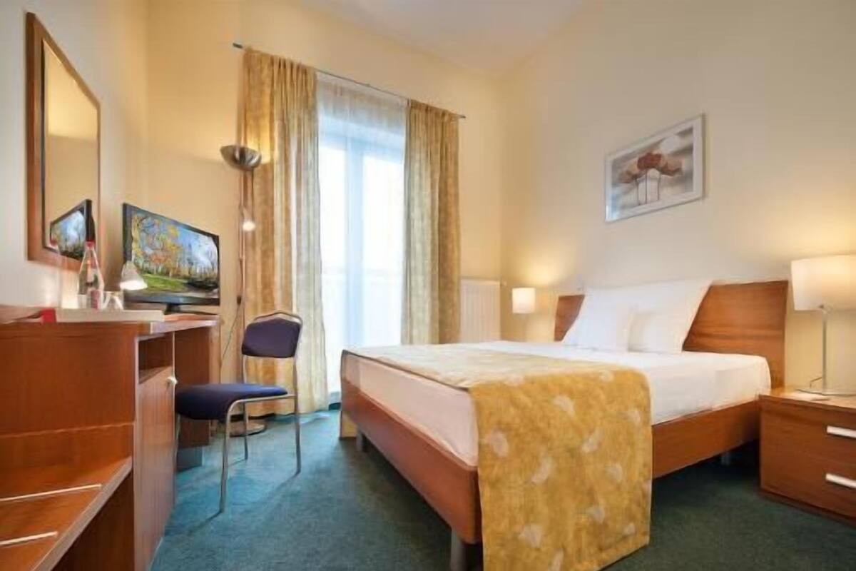 Hypo-allergenic bedding, minibar, in-room safe, desk