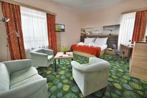 Suite Junior, 1 très grand lit, non-fumeur | Literie hypoallergénique, minibar, coffre-fort, bureau