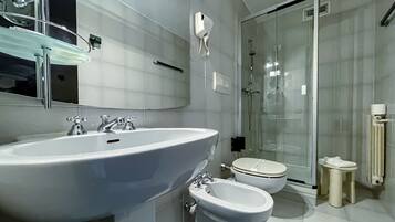 Doppia Standard | Bagno | Set di cortesia gratuito, asciugacapelli, bidet, asciugamani