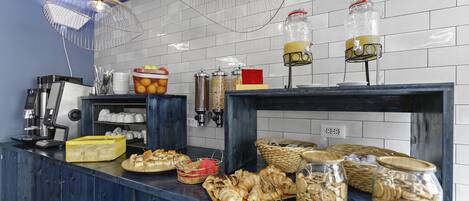 Un comptoir de buffet proposant divers plats et accompagnements.