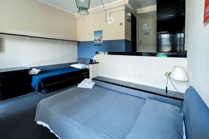 Standard Twin Room | Meja, ruang kerja komputer riba, Wi-fi percuma