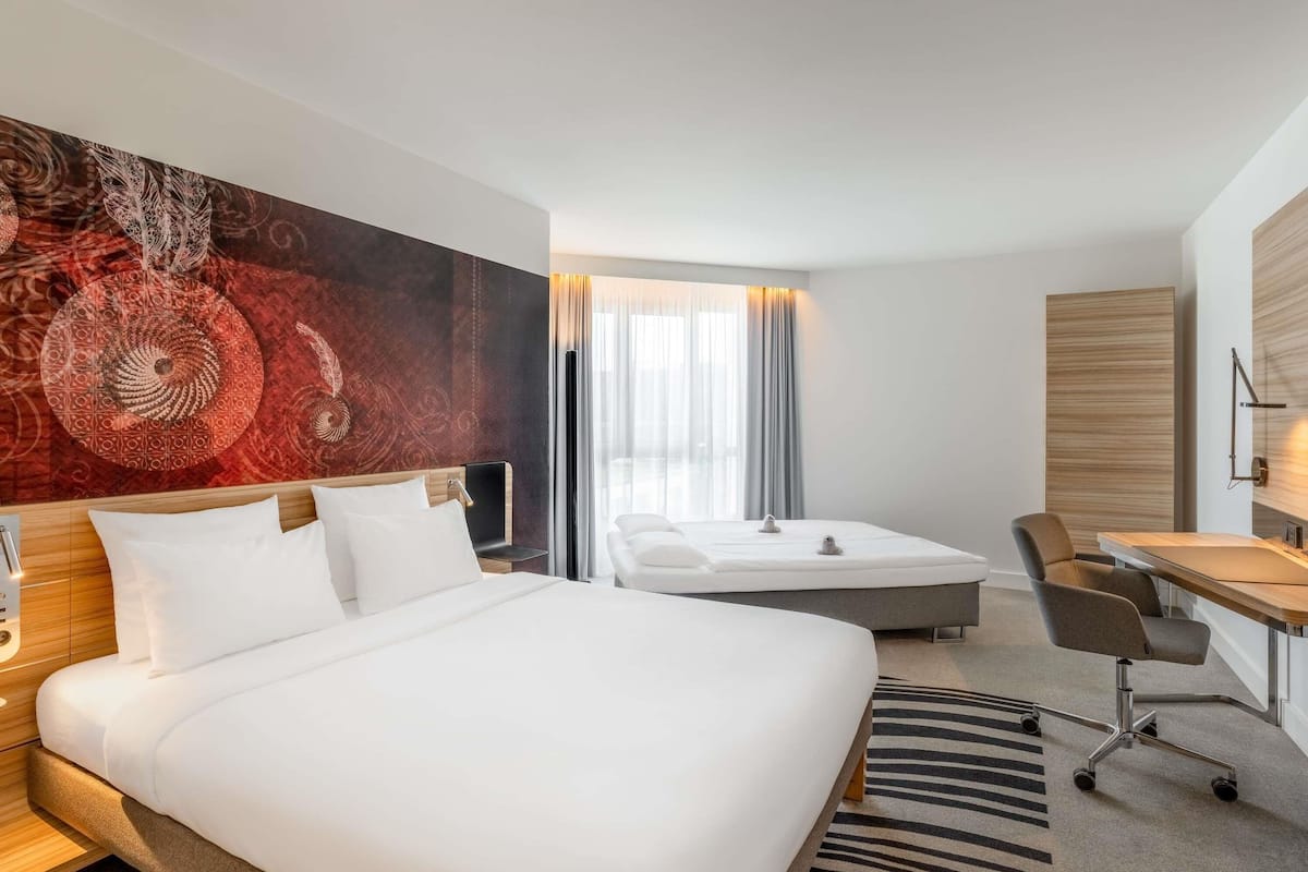 Executive Family Room | 1 bedroom, hypo-allergenic bedding, in-room safe, laptop workspace