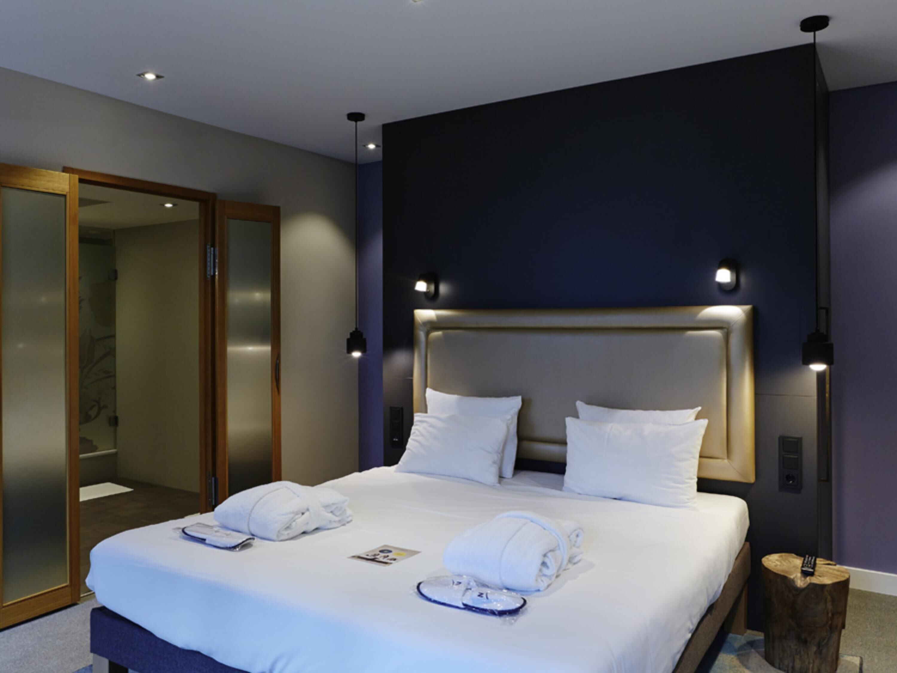 Hypo-allergenic bedding, in-room safe, laptop workspace, soundproofing