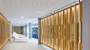 A corridor with a modern design, featuring a patterned ceiling, wooden slatted walls, and a tiled floor. - Novotel Muenchen City (Munich)