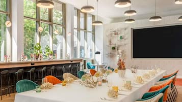 Petit déjeuner, déjeuner et dîner servis sur place
