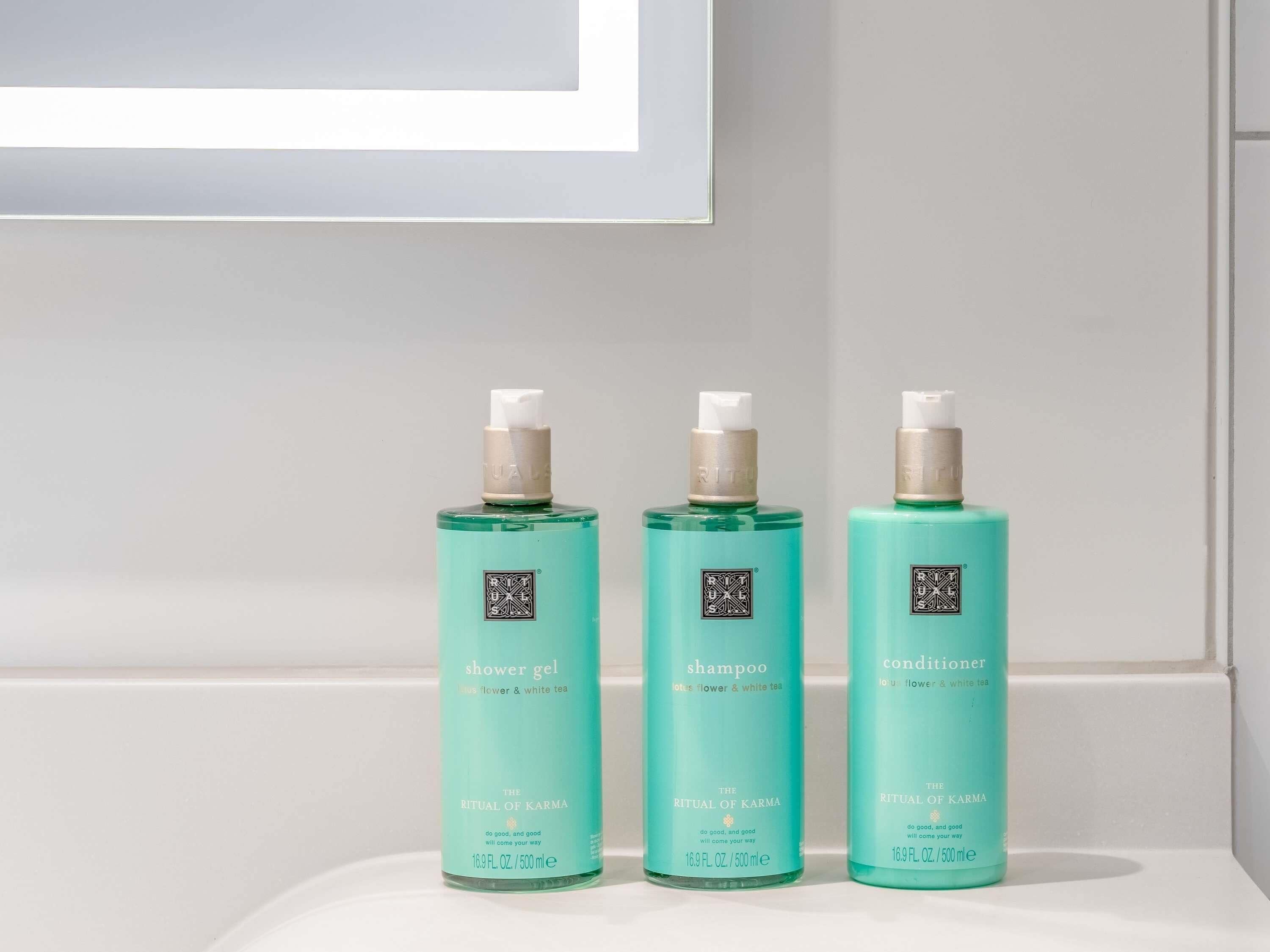 Ropa de cama hipoalergénica y caja de seguridad en la habitación 