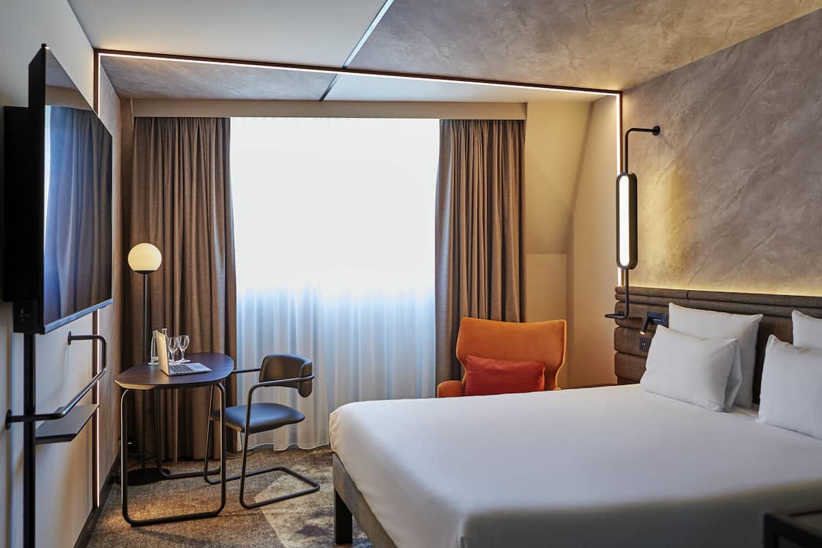 1 bedroom, hypo-allergenic bedding, in-room safe, laptop workspace