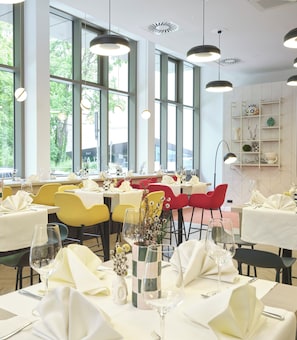 Breakfast, lunch, dinner served; alfresco dining