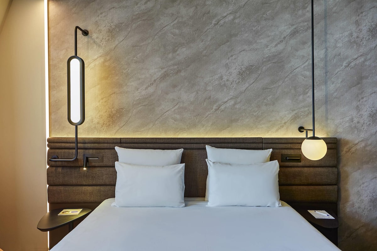 1 bedroom, hypo-allergenic bedding, in-room safe, laptop workspace