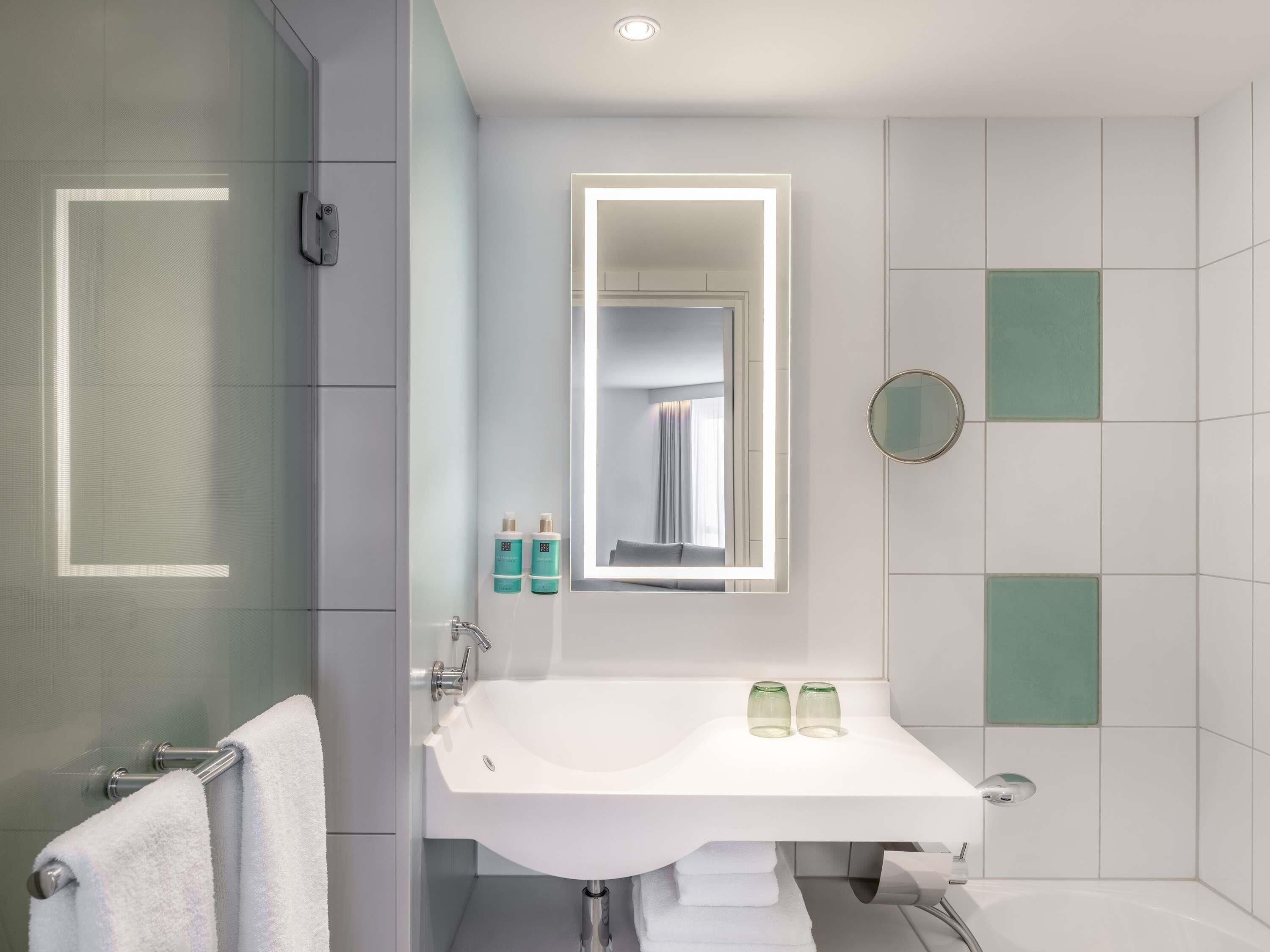 Ropa de cama hipoalergénica y caja de seguridad en la habitación 