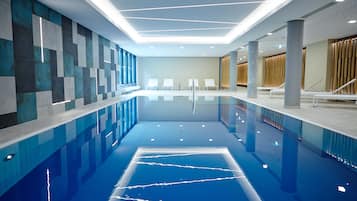 Indoor pool, sun loungers