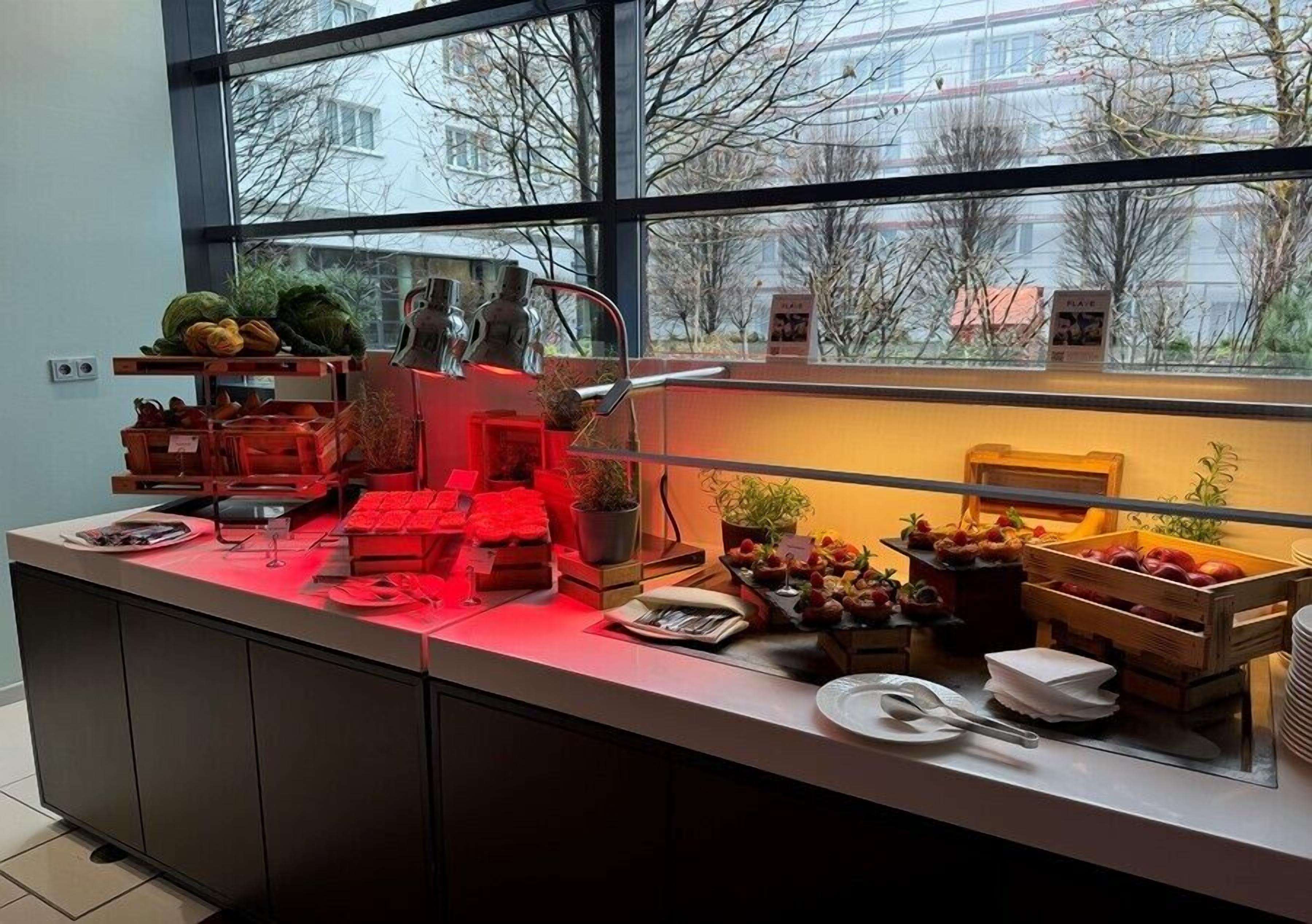 Montaje tipo bufé con diferentes alimentos y vista al exterior.