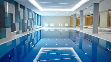 Piscine couverte, accès possible de 06 h 00 à minuit, chaises longues