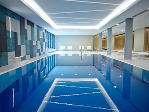Kolam renang indoor, dengan kursi berjemur